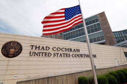 Juez de Mississippi suspende prohibición estatal de programas DEI en escuelas y universidades