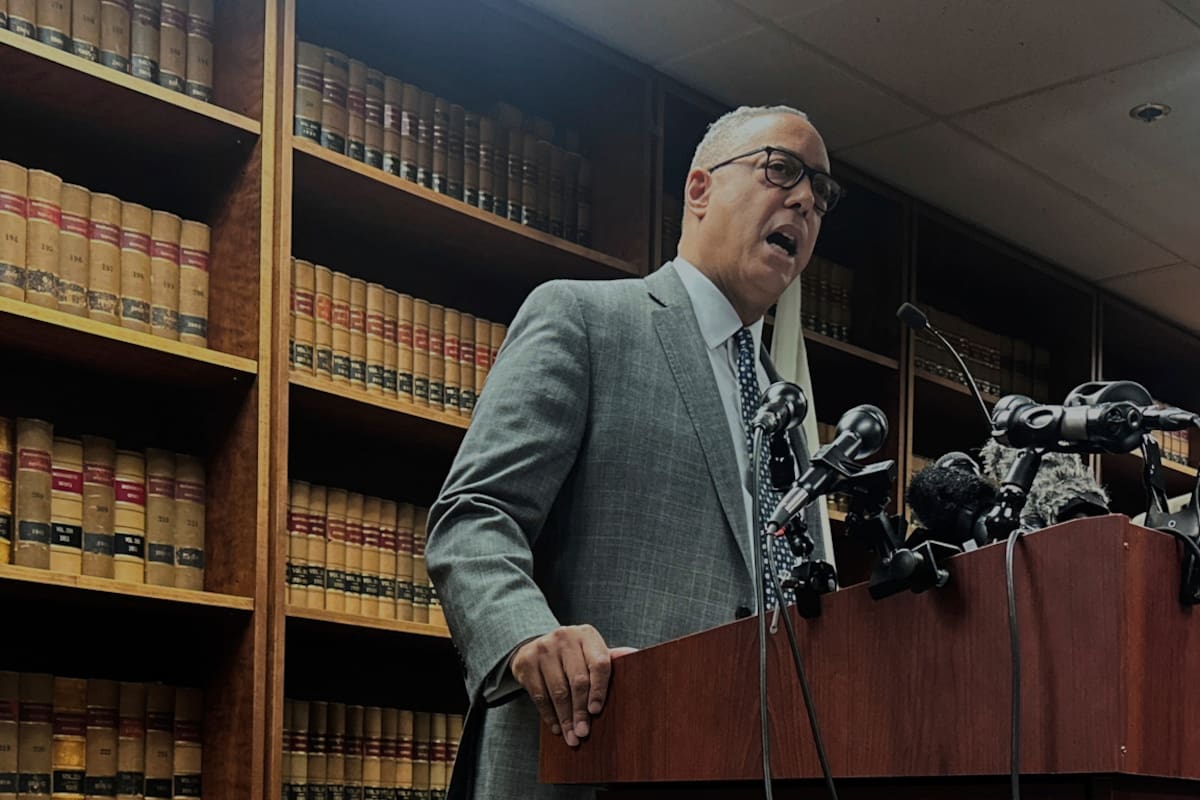 Juez desestima caso de desacato contra agente de ICE por arresto fuera de tribunal en Boston