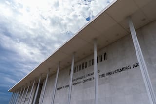 Juez dice que el Centro Kennedy violó la ley al poner el nombre de Trump y ordena pausar el cierre