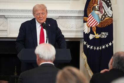 Juez dice que la administración de Trump no puede usar veto migratorio para excluir a 80 refugiados