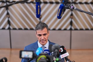 Juez español ordena que la esposa del presidente del gobierno vaya a juicio por acusaciones de corrupción