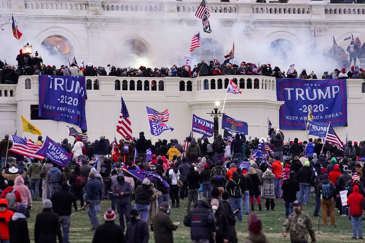 Juez federal desestima el caso contra los Proud Boys tras los indultos de Trump