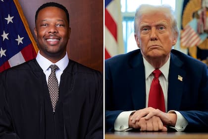 Juez Jamal Whitehead (izquierda), designado por Biden en 2023, ordenó a la administración Trump admitir a 12 mil refugiados ya aprobados antes del 20 de enero