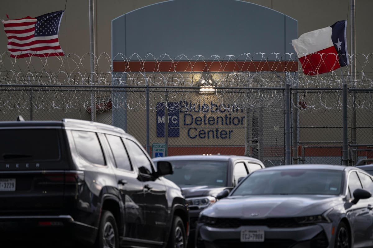 Juez ordena al gobierno de EEUU permitir a migrantes impugnar sus deportaciones a Libia