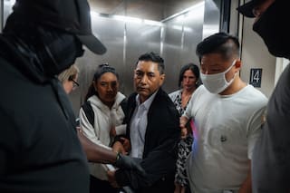Juez prohíbe arrestos en tribunales de inmigración de EE.UU., en un revés para Trump