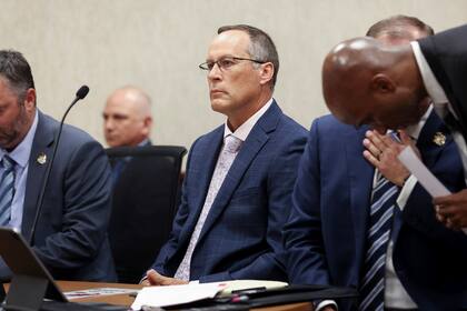 Jueza desestima cargo de asesinato contra policía de Michigan que atropelló a hombre en fuga