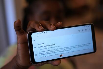 Jueza: Gobierno de EEUU canceló indebidamente permisos humanitarios de cientos de miles de personas