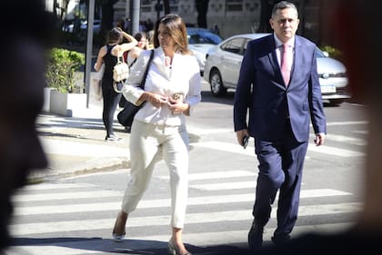 La jueza Julieta Makintach, acompañada de su abogado Darío Saldaño, llega al edificio anexo de la Cámara de Senadores bonaerense, donde se desarrolla el jury