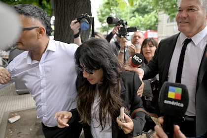 Gianinna llegó acompañada de su abogado, Fernando Burlando