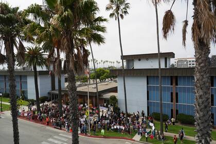 Jueza ordena a gobierno de Trump dejar de hacer arrestos indiscriminados en California