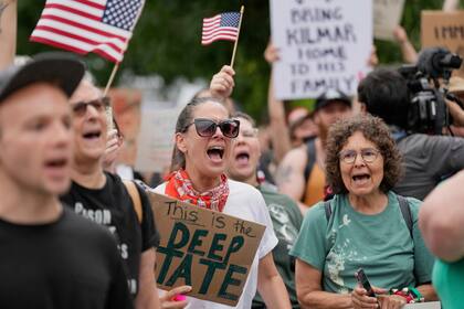 Jueza ordena liberar a Kilmar Ábrego García antes de su juicio, pero el ICE planea detenerlo