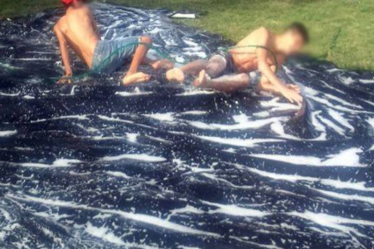 Jugaba a la lona enjabonado, un juego popular en los cumpleaños (imagen ilustrativa)