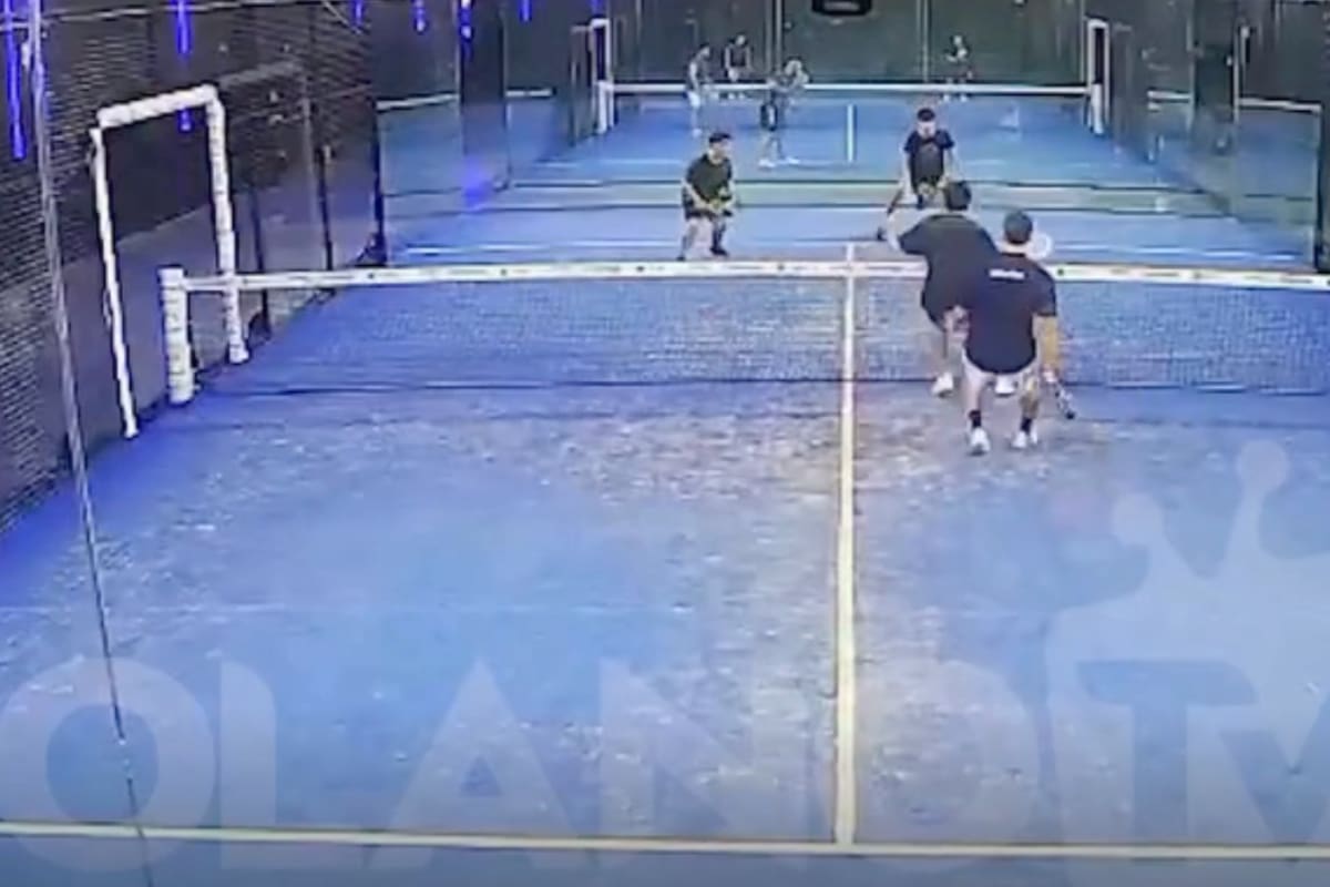 Jugaban un doble de pádel cuando la pelota golpeó contra la ampolla de incendios.
