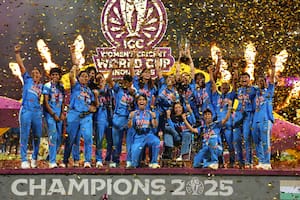 Jugadoras de la selección femenina de India celebran la obtención de su primer título mundial de críquet, tras vencer a Sudáfrica en la final disputada en Mumbai