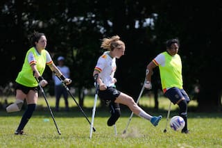 Bolivia promueve el fútbol para mujeres amputadas en un campamento de formación sudamericano