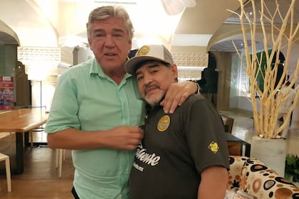 No hay imagen que represente mejor los extremos: Héctor Miguel Zelada, el tercer arquero del plantel de Bilardo en México 86, que nunca jugó en la selección, y Diego Maradona, el héroe inmortal