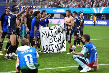 Jugadores argentinos sostienen una tela con la leyenda "Las Malvinas son Argentinas" tras la victoria en la semifinal de la Copa Mundial de la FIFA 2026 entre Inglaterra y Argentina