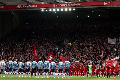 Jugadores cantan tímidamente el himno británico antes del partido entre Liverpool y Brentford mientras abuchea gran parte del público en Anfield Road, uno de los estadios más célebres de la Premier League.