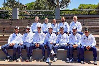 Jugadores, cuerpo técnico y colaboradores del equipo argentino, antes de afrontar la nueva Copa Davis