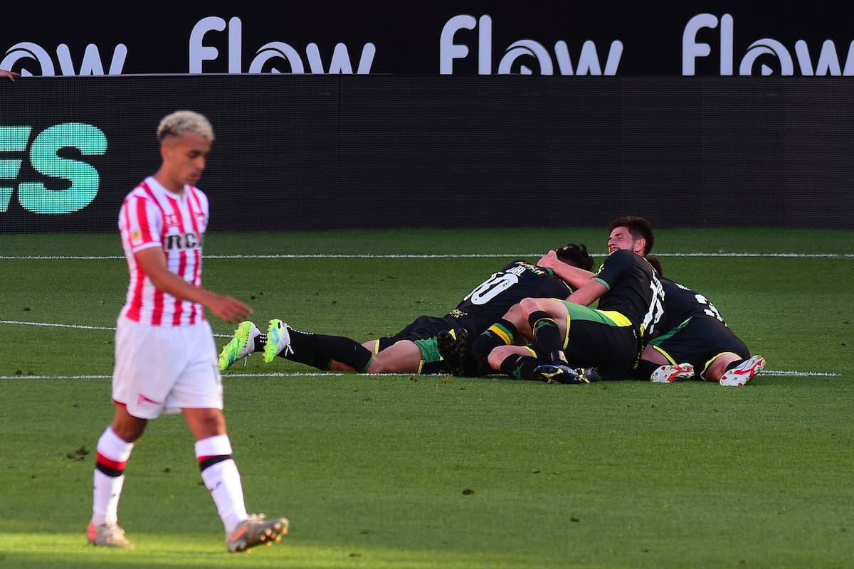 Jugadores de Aldosivi festejan el 1 a 0 durante el partido que disputan contra Estudiantes de La Plata.