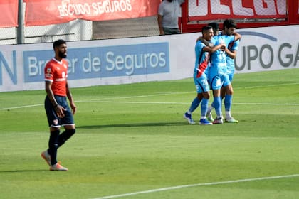 Jugadores de Arsenal festejan el gol de Lucas Albertengo durante el partido que disputan contra Independiente.