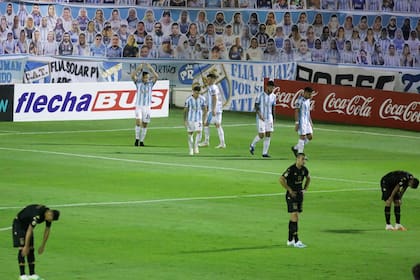 Jugadores de Atlético de Tucumán festejan el 1 a 0 sobre Racing.