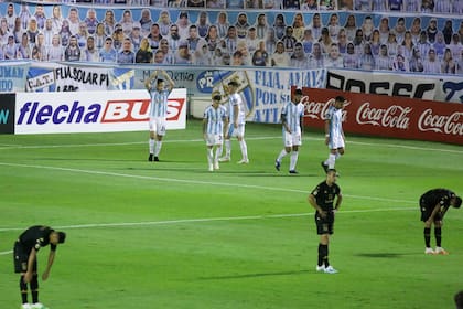 Los jugadores de Atlético Tucumán festejan el 1-0 de Melano sobre Racing