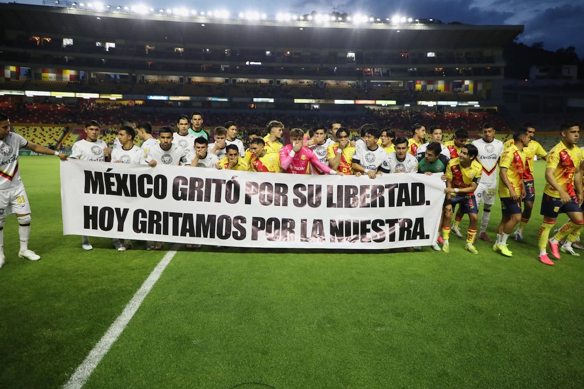 Jugadores de Atlético Morelia y Leones Negros sostienen una manta en la que se lee: "México gritó po