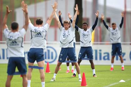Jugadores de Bayern, el líder (55 puntos, contra 51 de Borussia Dortmund), se entrenan respetando el distanciamiento social con miras al partido del domingo contra Union Berlin.