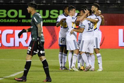 "Yo no la toqué", le dice Tevez a Lisandro López, autor del 2 a 0