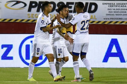Jugadores de Boca Juniors festejan el gol de Carlos Tévez frente a Newells Old Boys.