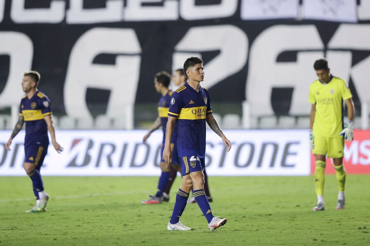 Jugadores de Boca Juniors muestran gesto de derrota durante el partido que disputan Boca Juniors y Santos por la semifinal de la Copa Libertadores.