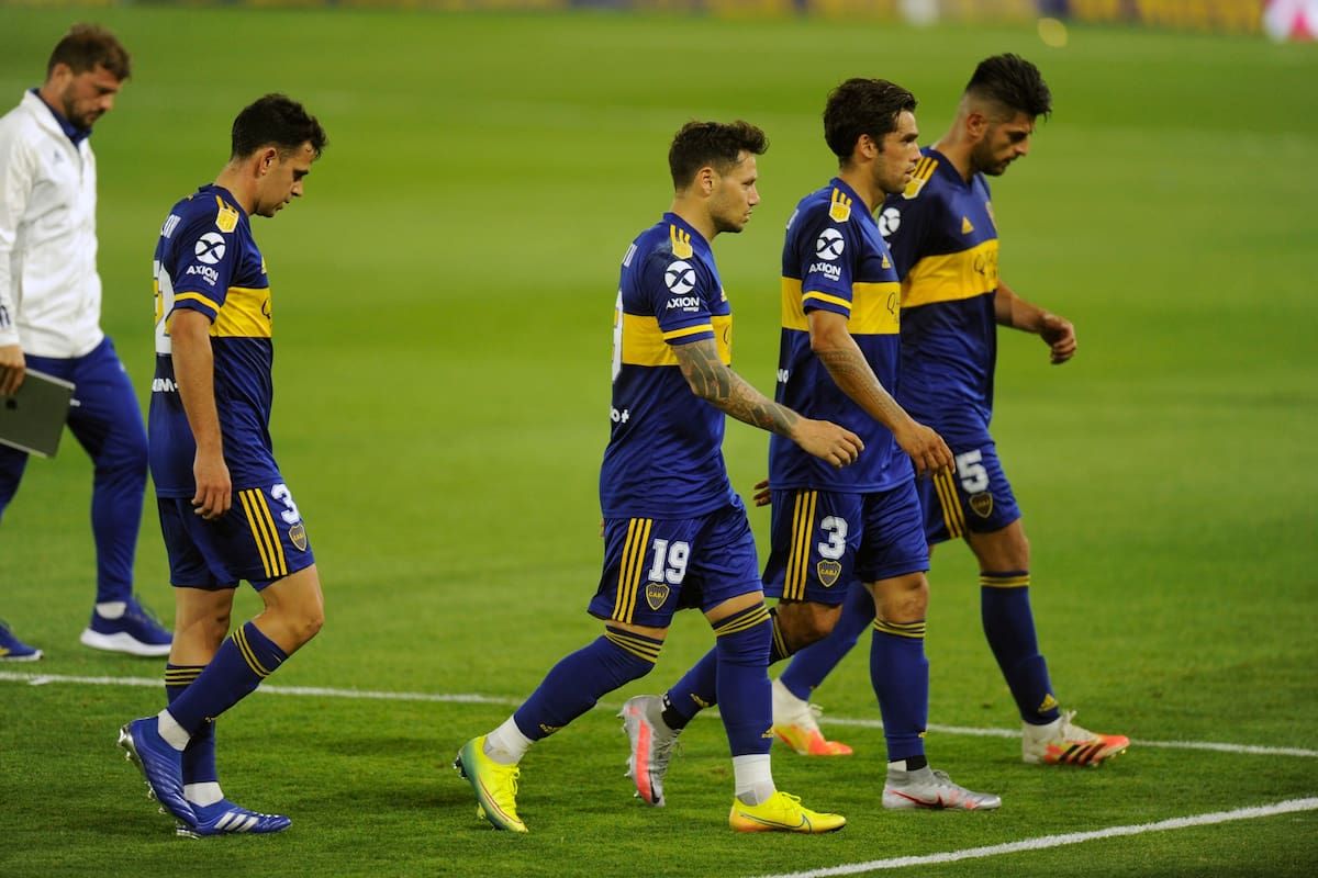 Jugadores de Boca Juniors se retiran del campo de juego luego del primer tiempo.