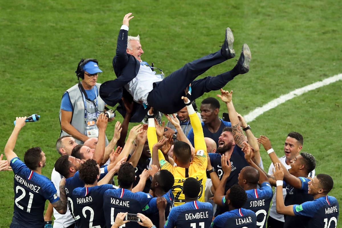Jugadores de Francia levantan al entrenador, Didier Deschamps, tras vencer a Croacia en la final de Rusia 2018