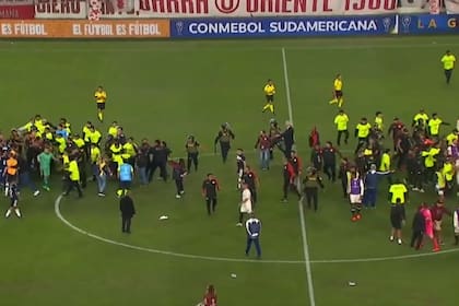 Jugadores de Gimnasia y Universitario intercambiaron insultos y golpes tras el partido por la Copa Sudamericana en Lima