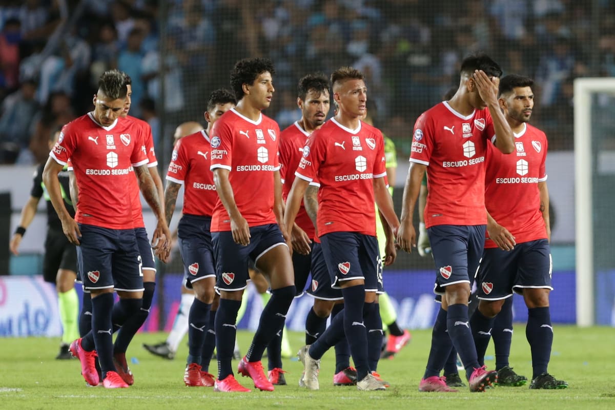 Jugadores de Independiente en el final del partido contra Racing, ayer