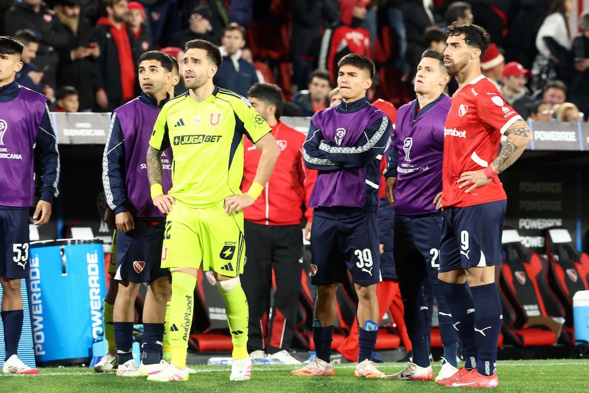 Jugadores de Independiente y Universidad de Chile observan sorprendidos los graves incidentes que se produjeron en una de las tribunas del estadio del Rojo