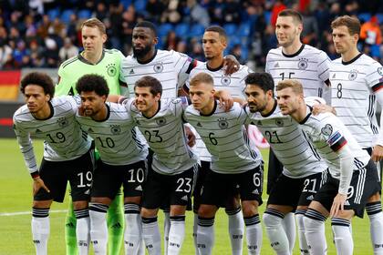 Jugadores de la selección de Alemania posan para las cámaras antes del duelo ante Islandia en las eliminatorias europeas para la Copa del Mundo 2022, en Reykjavik, Islandia, el miércoles 8 de septiembre de 2021. (AP Foto/Brynjar Gunnarsson)