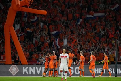 Jugadores de la selección de Holanda, al fondo, festejan el tercer gol durante un duelo con Turquía, en el Grupo G de las eliminatorias europeas para la Copa del Mundo, el martes 7 de septiembre de 2021, en la Arena Johan Cruyff de Ámsterdam, Holanda. (AP Foto/Peter Dejong)