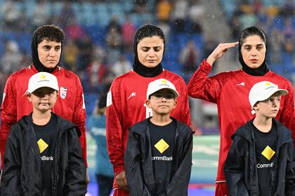 Jugadores de la selección femenina de Irán previo al partido contra Filipinas en la Copa Asia, el domingo 8 de marzo de 2026, en Robina, Australia. (Dave Hunt/AAP Image vía AP)