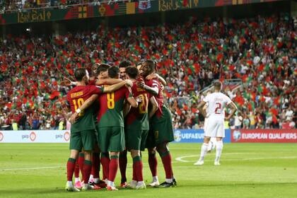 Jugadores de la selección nacional de Portugal celebran luego del gol de Diogo Jota durante el partido ante Luxemburgo en el grupo J de las eliminatorias rumbo a la Eurocopa 2024, en el estadio Algarve, a las afueras de Faro, Portugal, el lunes 11 de septiembre de 2023. (AP Foto/Joao Matos)