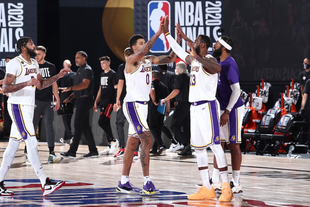 Jugadores de Los Angeles Lakers festejan
