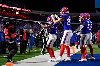 Jugadores de los Bills de Buffalo celebran después de un touchdown en la segunda mitad del partido d