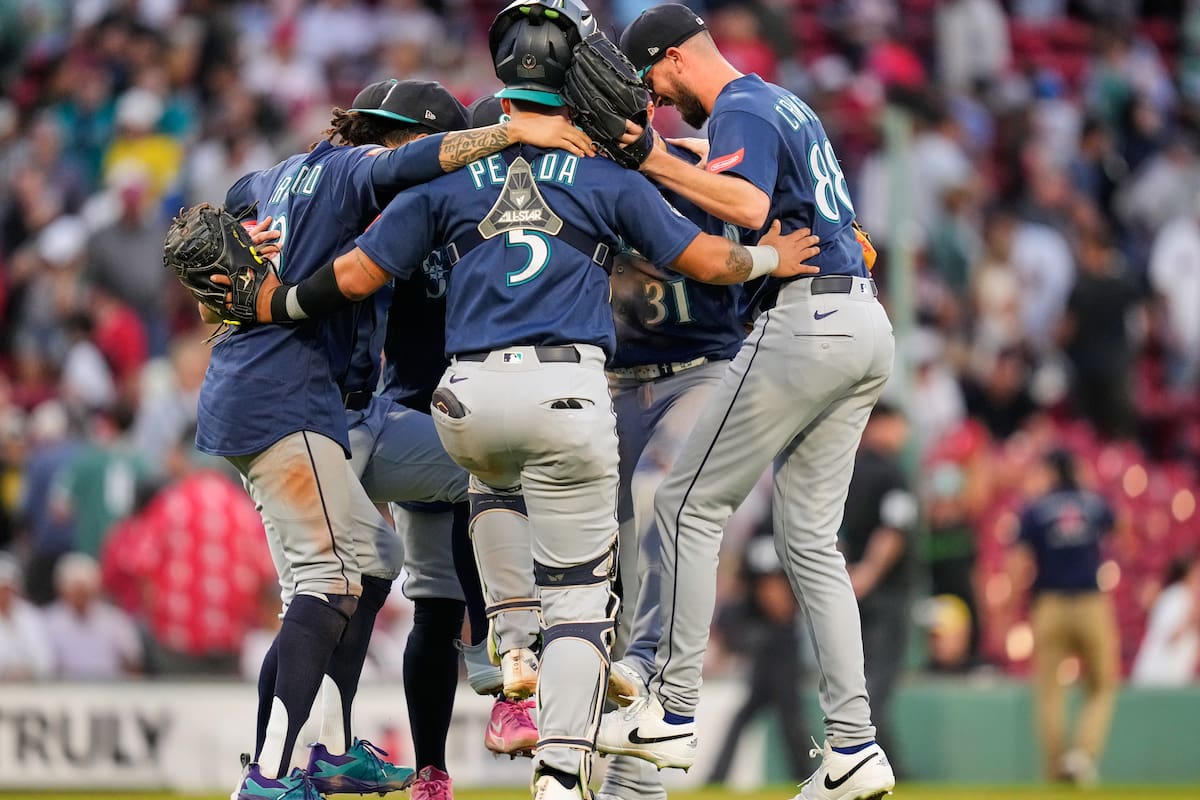 Jugadores de los Marineros de Seattle celebran después de derrotar a los Medias Rojas de Boston en p