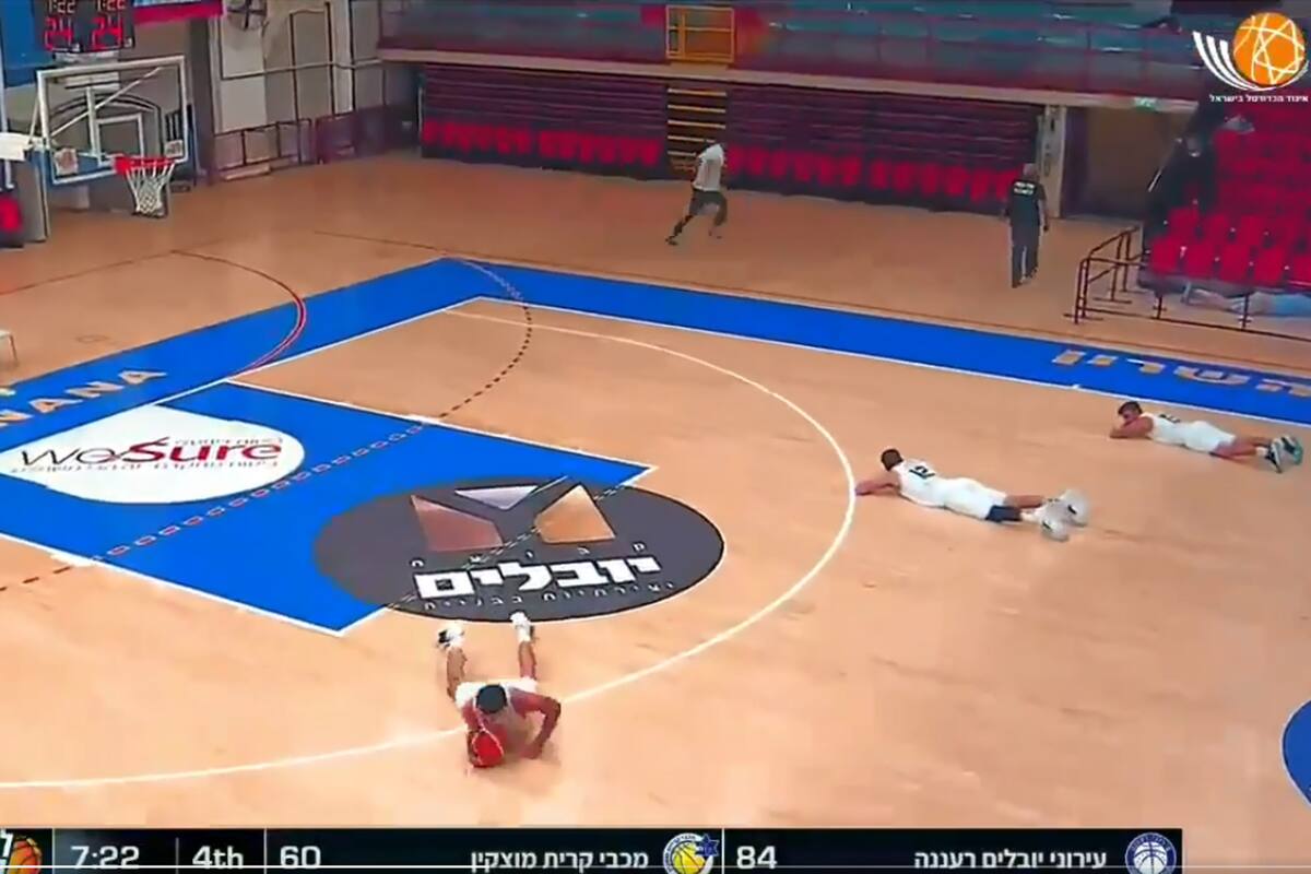 Jugadores de Maccabi Raanana y Maccabi Kiryat Motzkin se tiran sobre el parquet; otros corren para huir del estadio; la sirena que anuncia el bombardeo comenzó a sonar y desató el pánico en un partido de básquet en Israel