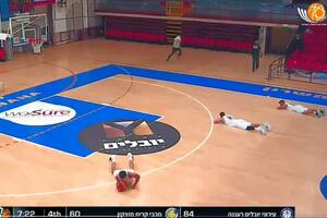 Jugadores de Maccabi Raanana y Maccabi Kiryat Motzkin se tiran sobre el parquet; otros corren para huir del estadio; la sirena que anuncia el bombardeo comenzó a sonar y desató el pánico en un partido de básquet en Israel
