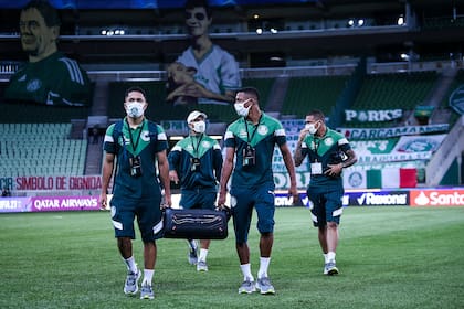 Jugadores de Palmeiras con barbijos