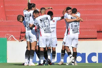 Jugadores de Patronato festejan el gol de Gustavo Canto contra Unión de Santa Fe.