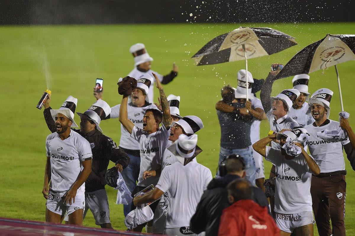 Jugadores de Platense festejan luego de volver a primera.