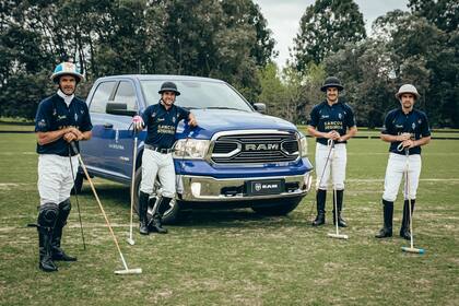 Jugadores de polo junto a camioneta.